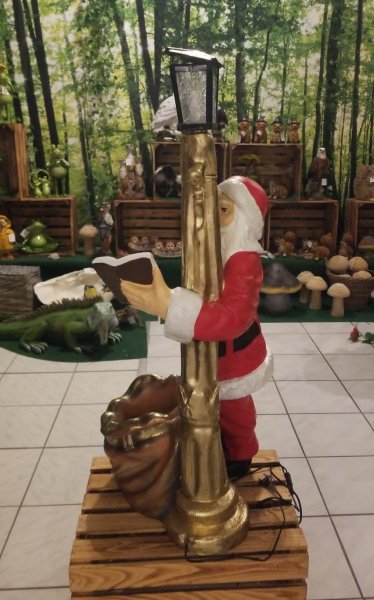 Weihnachtsmann mit Buch und Sack stehend an Laterne *SELBSTABHOLUNG*